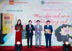 MÙA NHÂN CÁCH NỞ RA TỪ NHỮNG TRANG SÁCH 								Tùy bút của Vi Hợi