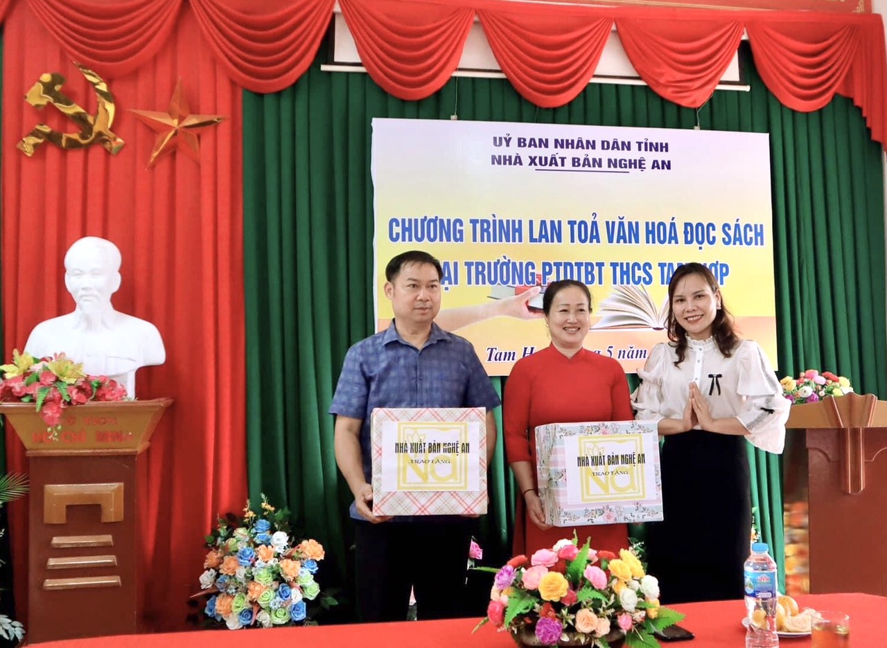 Nhà xuất bản Nghệ An trao tặng sách cho Trường Phổ thông Dân tộc bán trú THCS Tam Hợp